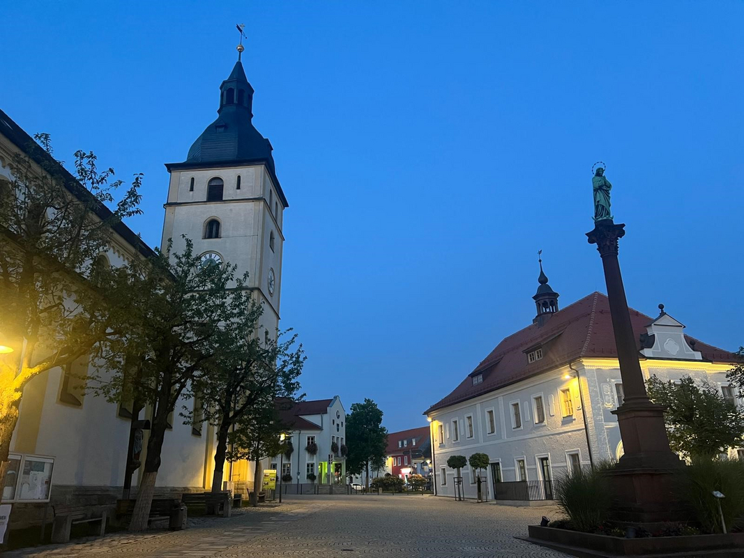  Kirchplatz_Abenddaemmerung_Weiss_Helmut_19092024.jpg