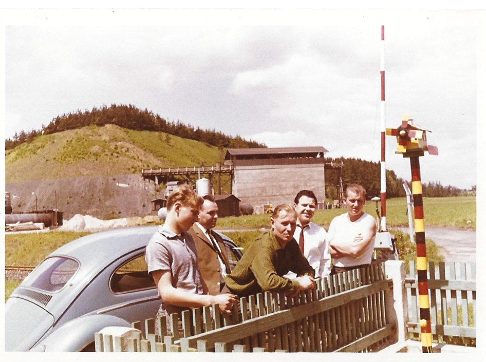 Asphaltmischwerk mit großem Silo nahe Bahnübergang